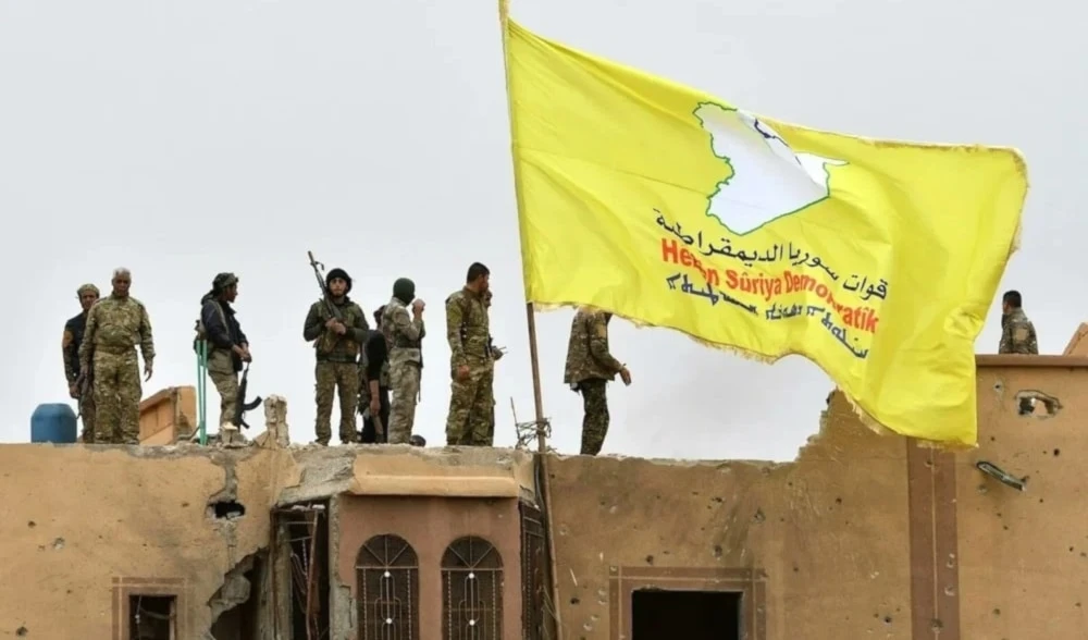 Elementos de las Fuerzas Democráticas Sirias detienen a Raafat Harmon, cabecilla del grupo terrorista Daesh. Elementos de las Fuerzas Democráticas Sirias detienen a Raafat Harmon, cabecilla del grupo terrorista Daesh.