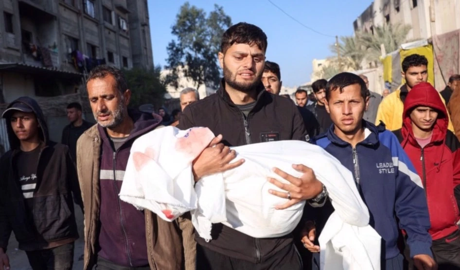 Un familiar lleva el cuerpo de un niño, uno de los cuatro miembros de la familia palestina al-Qadra asesinados en un ataque israelí en Gaza el 18 de enero de 2025. Foto: AFP