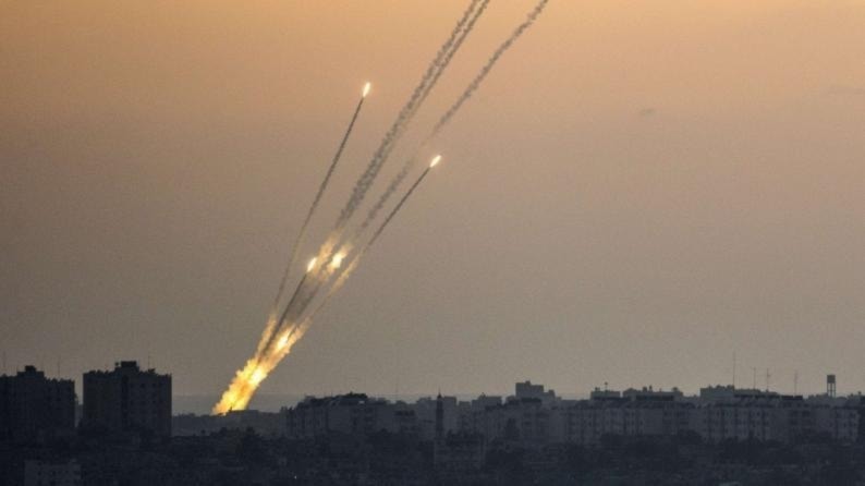 Resistencia palestina lanza misiles contra los territorios palestinos ocupados.