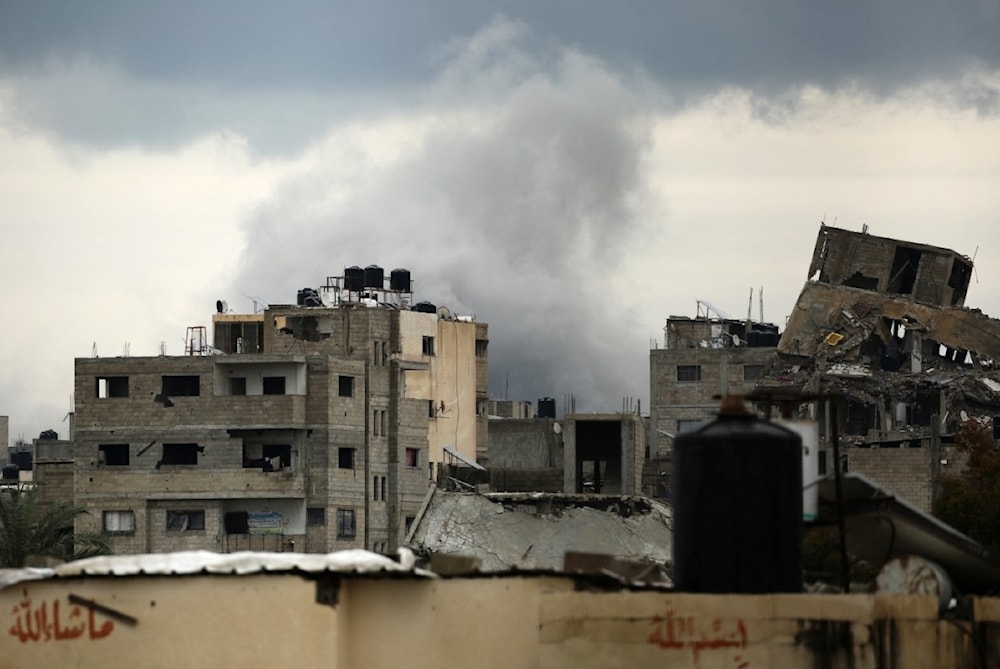 El humo se eleva tras un ataque aéreo israelí cerca del campo de refugiados de Al-Bureij, en el centro de la Franja de Gaza. (Foto: AFP)