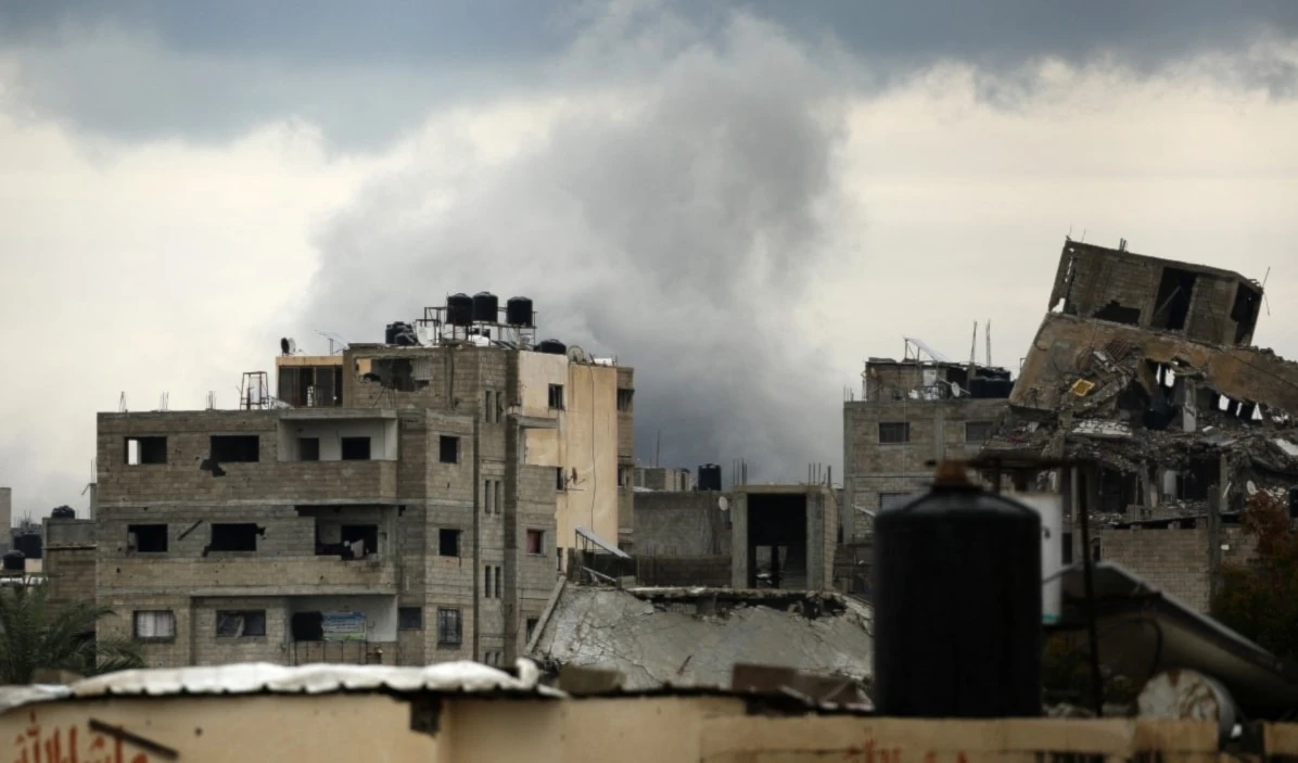 El humo se eleva tras un ataque aéreo israelí cerca del campo de refugiados de Al-Bureij, en el centro de la Franja de Gaza. (Foto: AFP)