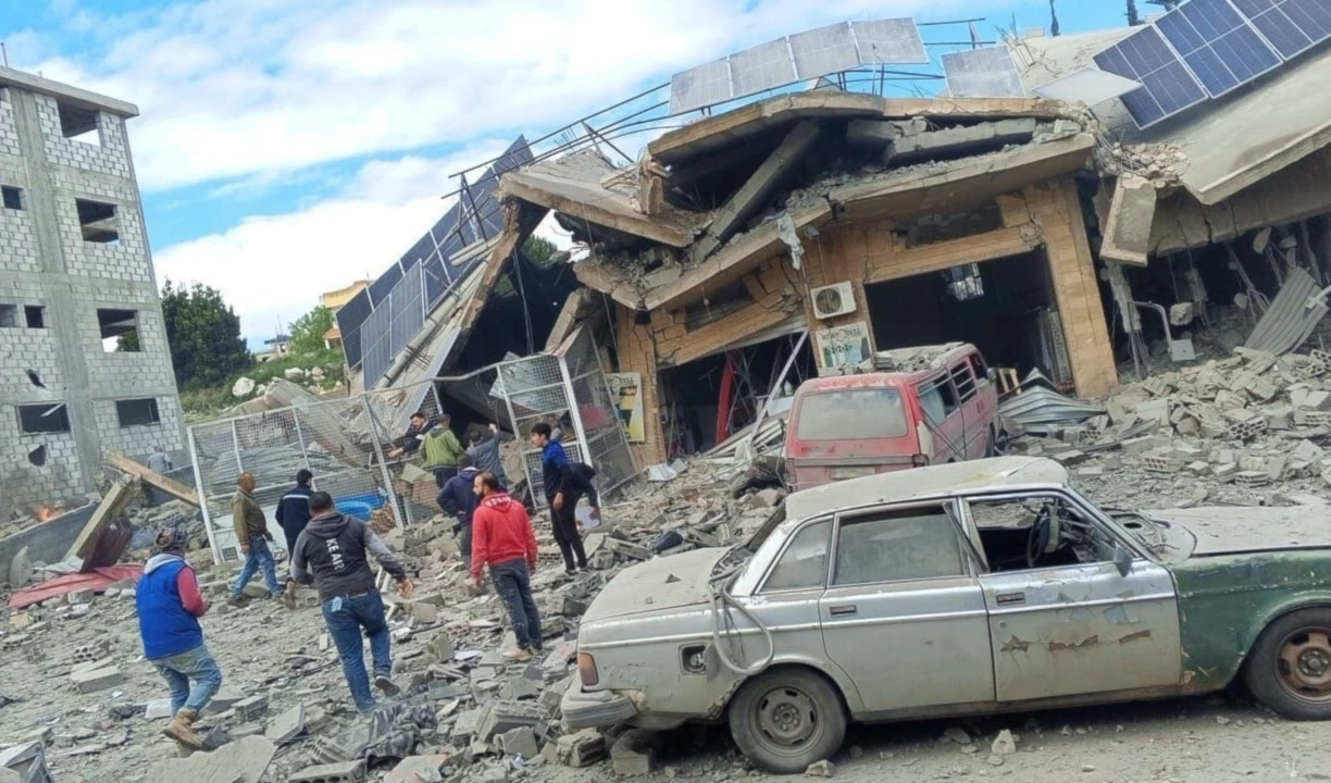 Las consecuencias de la agresión israelí de este sábado a la ciudad de Toulin, en el sur del Líbano. Las consecuencias de la agresión israelí de este sábado a la ciudad de Toulin, en el sur del Líbano.