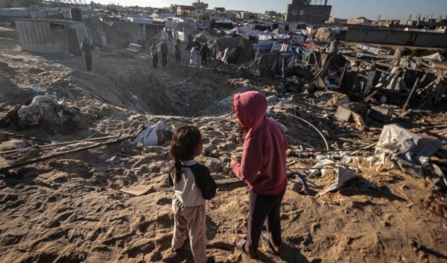Niños palestinos observan parte de la destrucción de la Franja de Gaza debido a un ataque aéreo de "Israel"