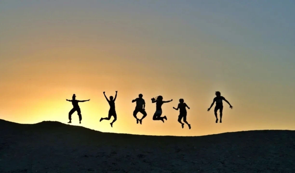 Costa Rica y México destacan en informe sobre la felicidad 2025