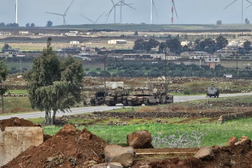 Tanques israelíes y una excavadora avanzan hacia el sitio militar de Abu Diab, en las afueras del sur de Quneitra. Foto: AFP