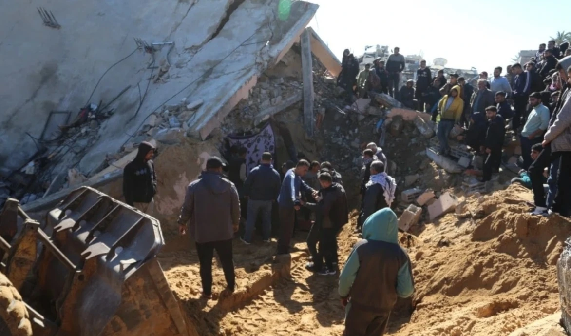 Escena del último ataques israelí contra Khan Yunis, al sur de Gaza.