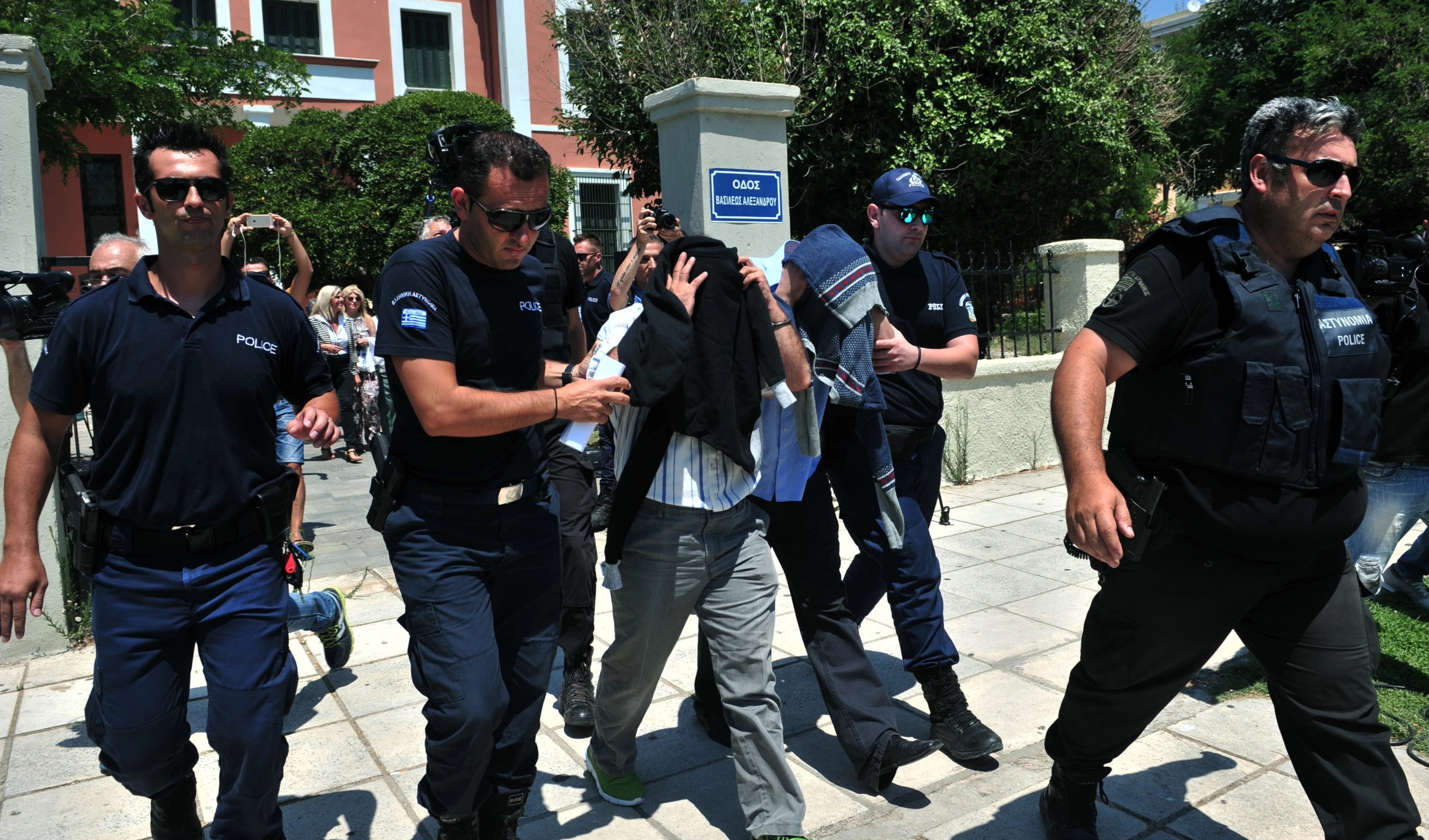 Policía de Turquía detiene a uno de los manifestantes contra la detención del alcalde de Estambul. Policía de Turquía detiene a uno de los manifestantes contra la detención del alcalde de Estambul.