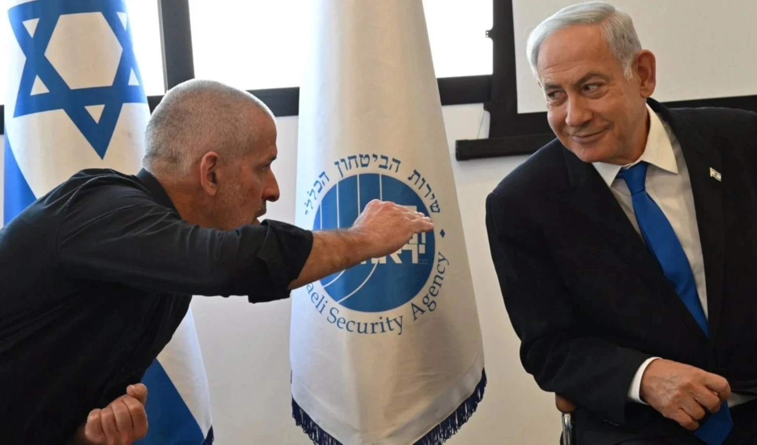 Benjamín Netanyahu y el destituido jefe del Shin Bet, Ronen Bar. (Foto: Medios israelíes)