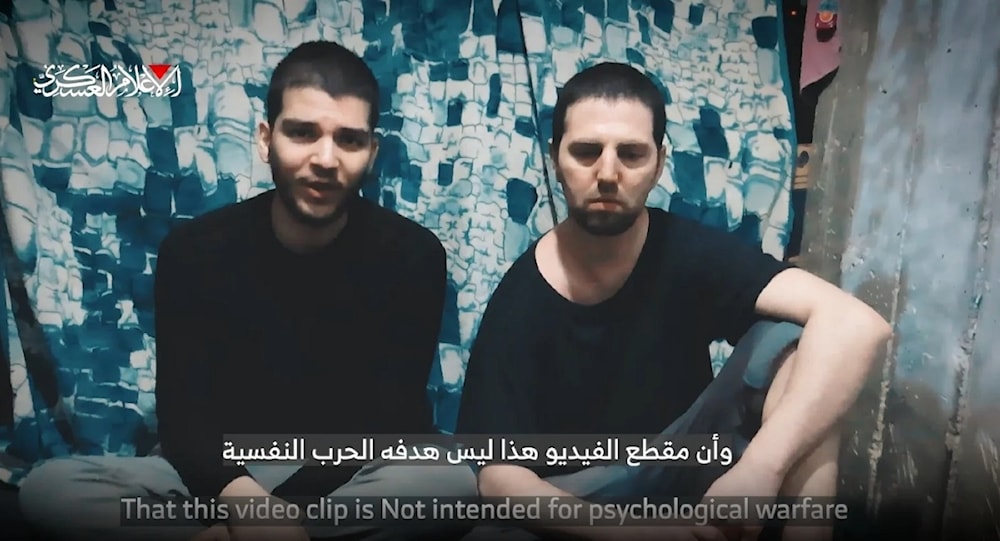 Los prisioneros israelíes en Gaza 21 y 22 en el video publicado por las Brigadas Al Qassam, brazo armado del movimiento de resistencia palestino Hamas este 24 de marzo.