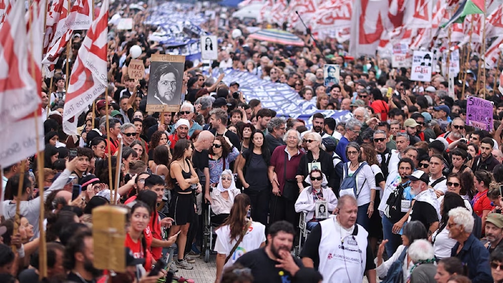 Los manifestantes llenaron la Plaza de Mayo y sus alrededores. (Foto: EFE)