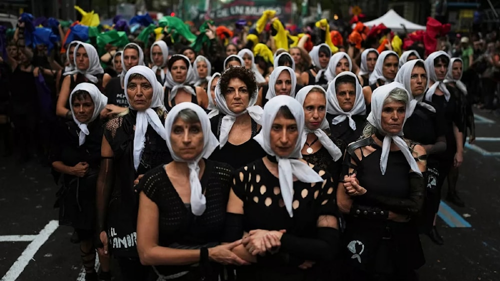 Mujeres vestidas como las Madres de Plaza de Mayo marcharon en las conmemoraciones por el 49 aniversario del golpe de Estado de 1976 en Argentina. (Foto: AP) 