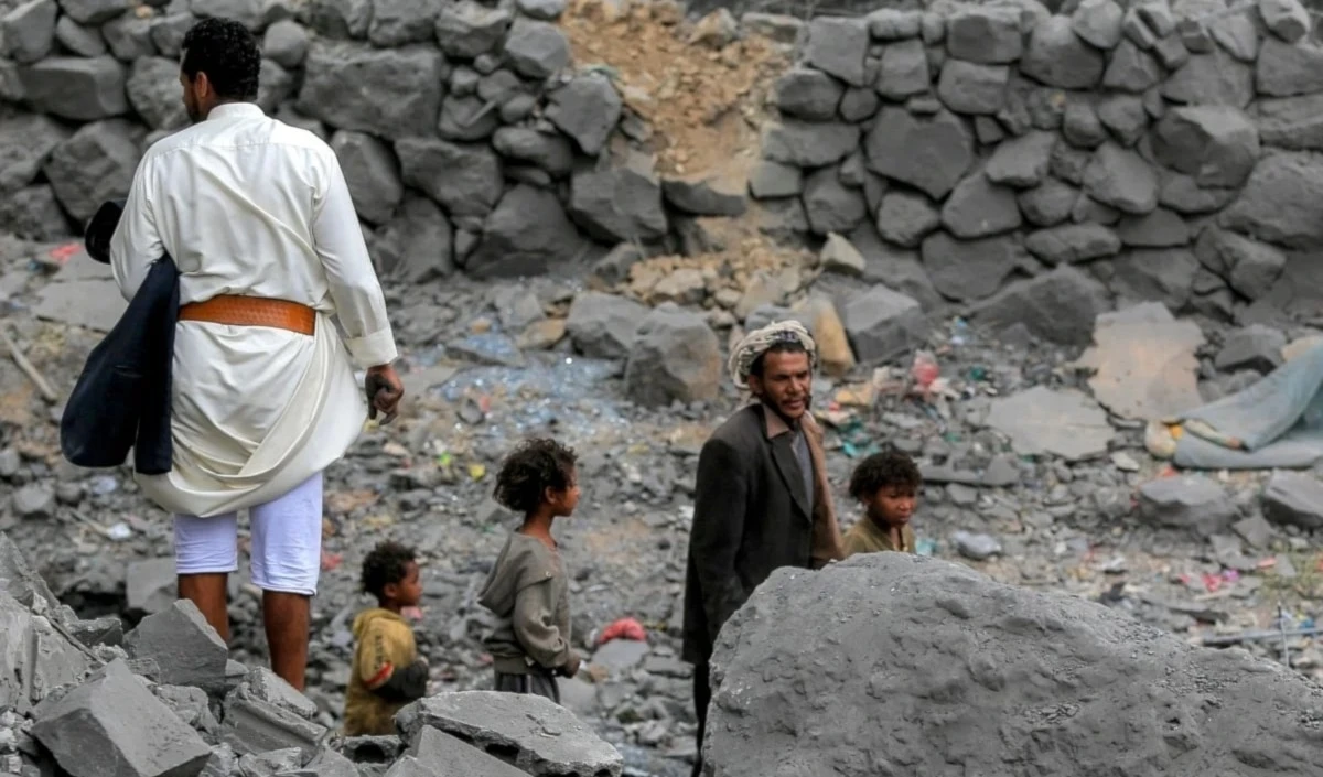 Hombres y niños yemenitas inspeccionan la destrucción causada por un misil lanzado por la aviación estadounidense en Saná.