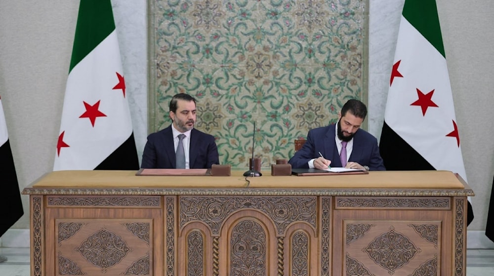 El 13 de marzo, el nuevo gobierno sirio firmó el anuncio constitucional, que establece un período transitorio de cinco años y concentra todos los poderes en manos del presidente, Ahmad Al-Shara (Al-Golani).
