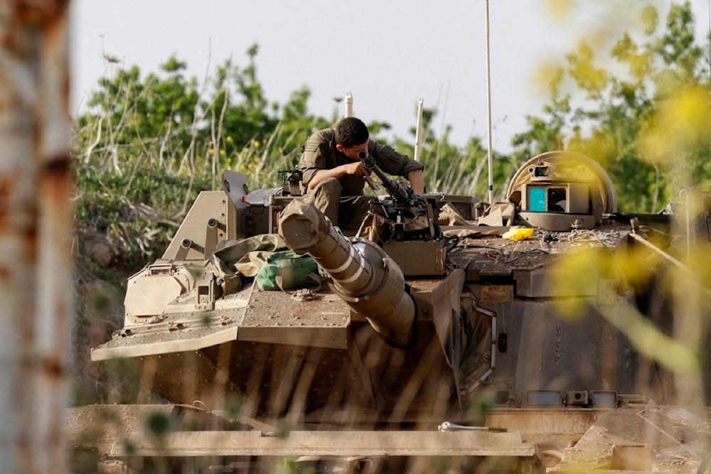 Un soldado israelí inspecciona un tanque Merkava cerca de la frontera en el sur de Siria. (Foto: AFP)