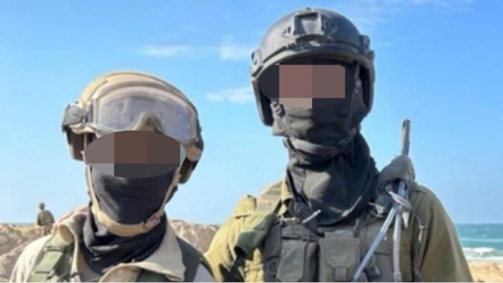 Esta imagen difundida por el Centro Internacional de Justicia para los Palestinos muestra a dos soldados israelíes en Gaza, uno de los cuales es objeto de una denuncia penal en Rumania.