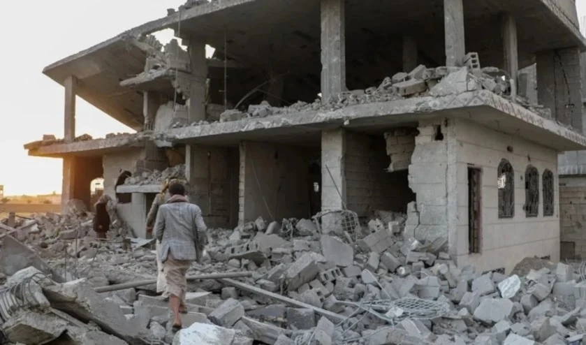 Yemenitas inspeccionan vivienda atacada por cazas estadounidenses en la localidad de Saada.