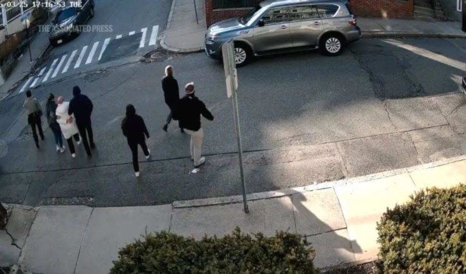 Momento de la detención de la estudiante turca Remise Öztürk.