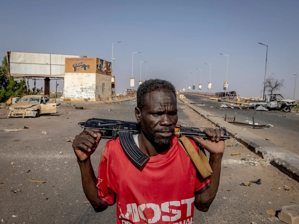 Miembro del ejército sudanés cerca del puente Al Manshiya después de la retirada de las Fuerzas de Apoyo Rápido de la mayor parte de Khartum.