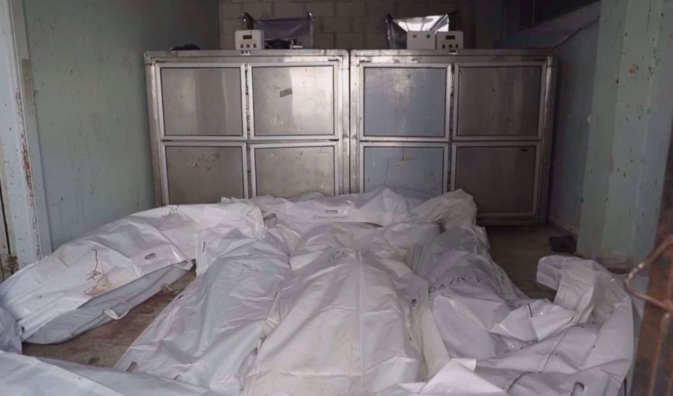 Esta foto muestra cadáveres apilados en un hospital tras las masacres cometidas por las fuerzas del nuevo gobierno sirio contra el pueblo alauita en la provincia costera occidental de Latakia en marzo de 2025. Foto: France24