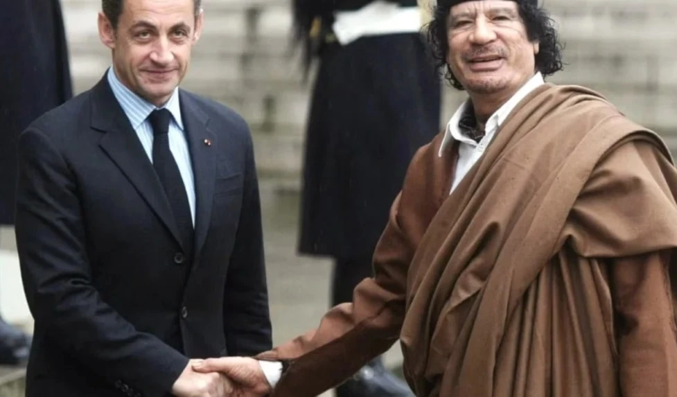 El expresidente de Francia, Nicolás Sarkozy, y el difunto líder de Libia, Muammar Gadafi.