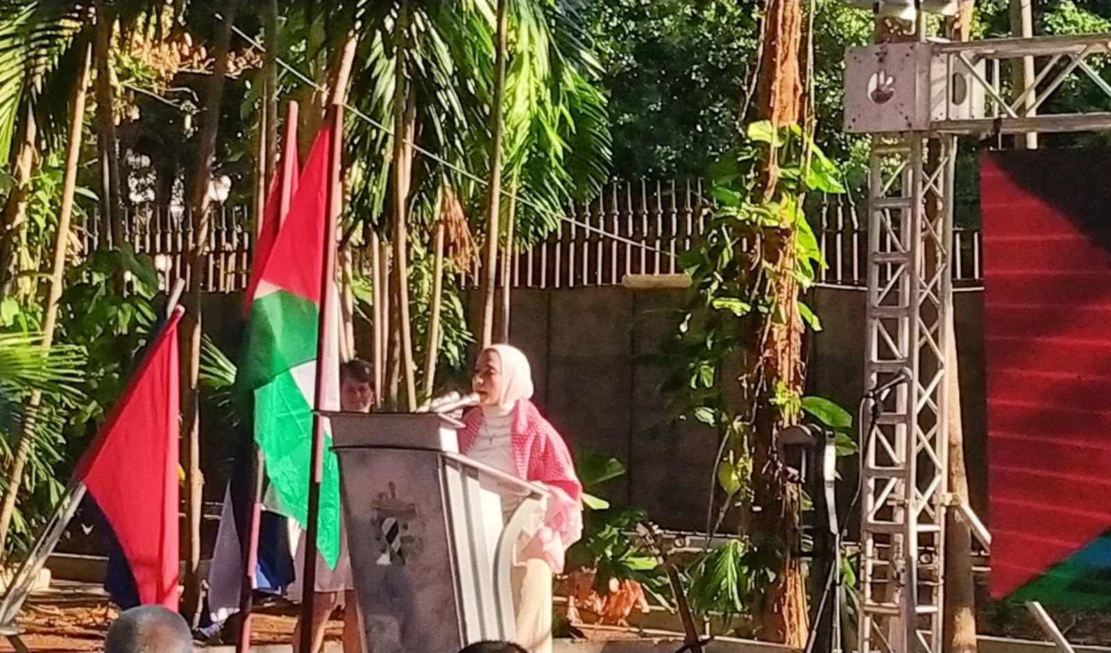 Jóvenes estudiantes palestinos denunciaron las violaciones a los derechos humanos que comete "Israel" contra su pueblo.