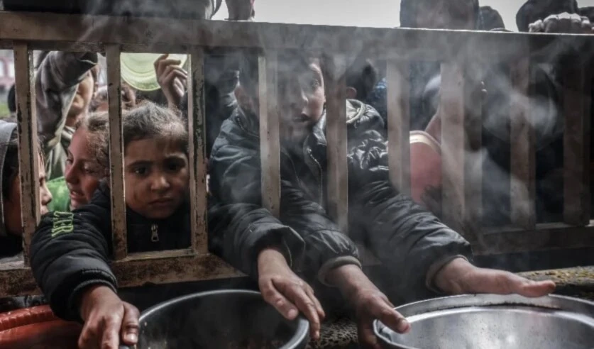Niños esperan su turno para conseguir comida en la Franja de Gaza (Foto: AFP) Niños esperan su turno para conseguir comida en la Franja de Gaza (Foto: AFP)