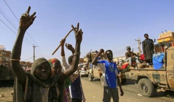 Sudaneses celebran la entrada del ejército en el sur de la capital, Jartum (Foto: Agencias)