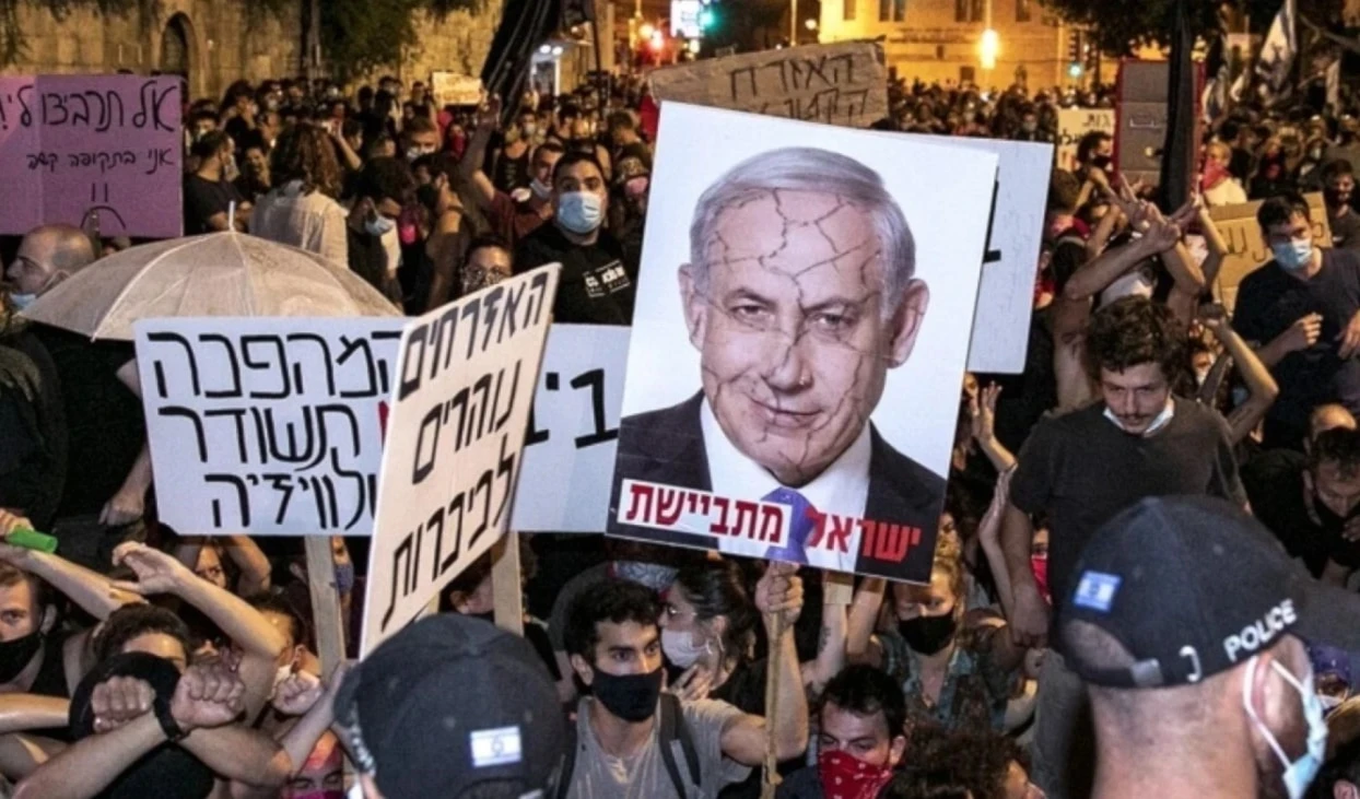 Familiares de prisioneros israelíes detenidos por Hamas se manifiestan contra Netanyahu y exigen su salida del gobierno.