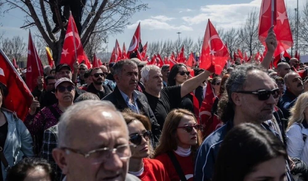 Manifestantes en apoyo al alcalde de Estambul portan banderas de Turquía. 29 de marzo de 2025 (Foto: AFP)