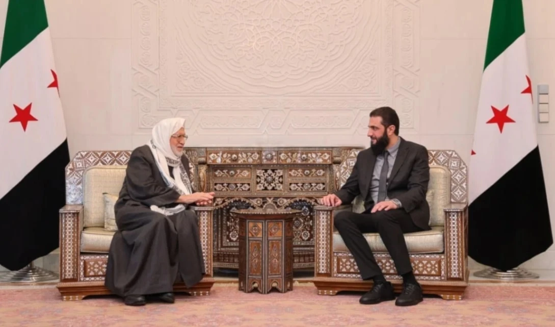 El presidente sirio de la etapa transitoria, Ahmad Al-Sharaa (Al-Golani), y el recién designado Gran Mutfi, Sheikh Osama Al-Rifai.