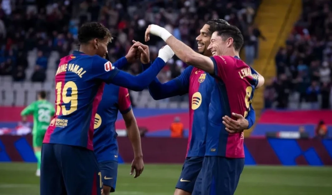 Barcelona gana y lidera la Liga Española de fútbol.