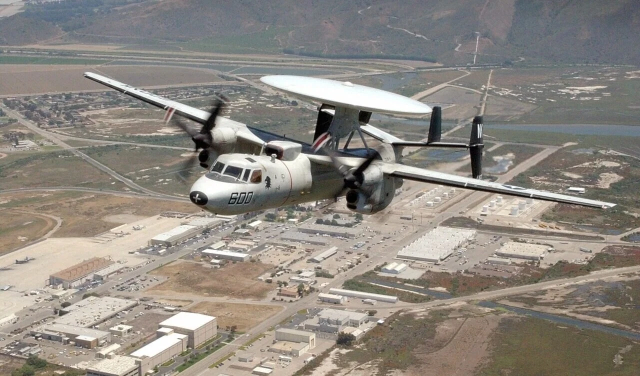 Avión de comando y control E2 del portaaviones estadounidense Harry S. Truman (Foto: Wikipedia)