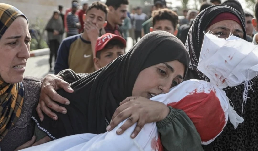 Una madre se despide de su hijo, mártir durante los bombardeos israelíes en la Franja Gaza.