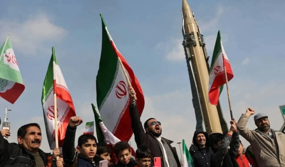 Iraníes corean consignas en rechazo a la hegemonía por parte de Estados Unidos, cerca de la plaza Azadi en Teherán (Foto: Reuters)