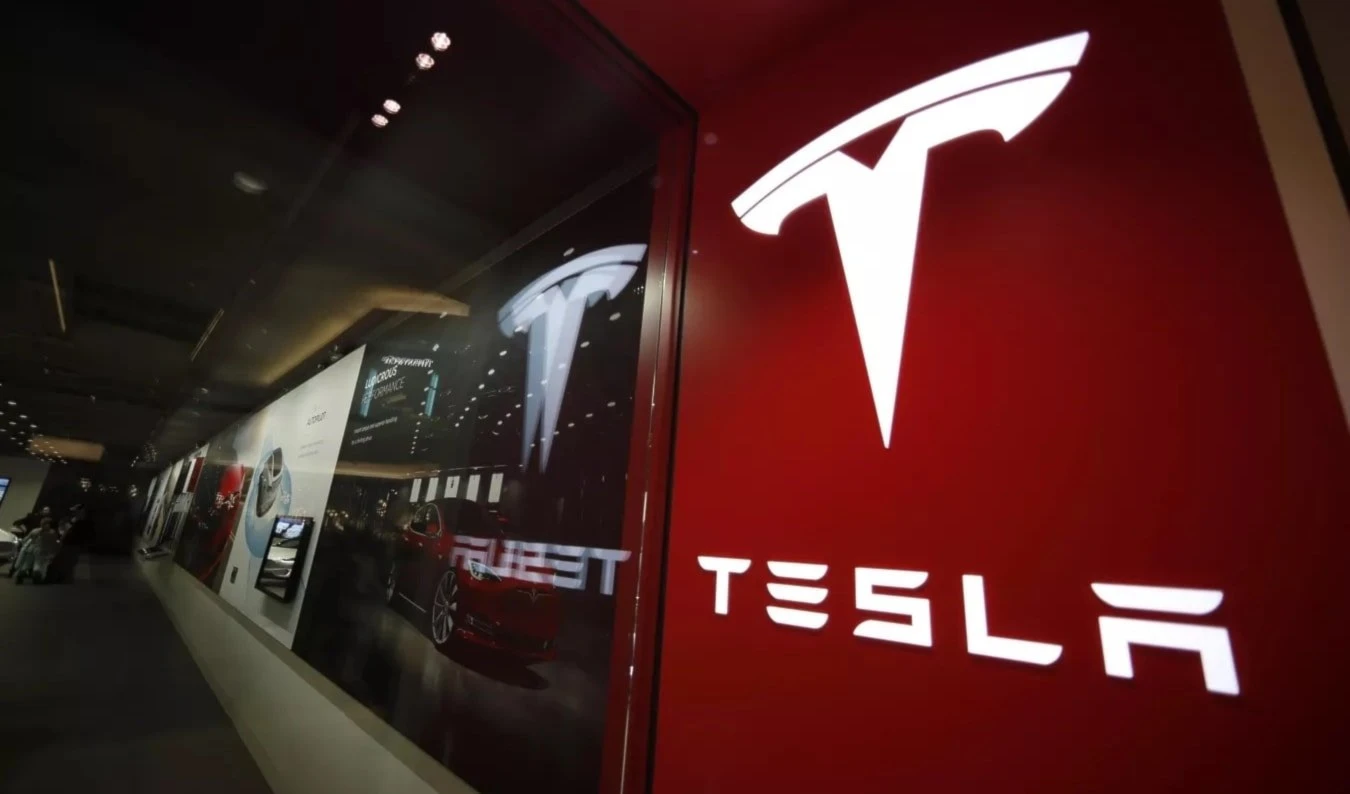 Tesla busca oxígeno en Arabia Saudita en medio de declive histórico. Foto: AP.