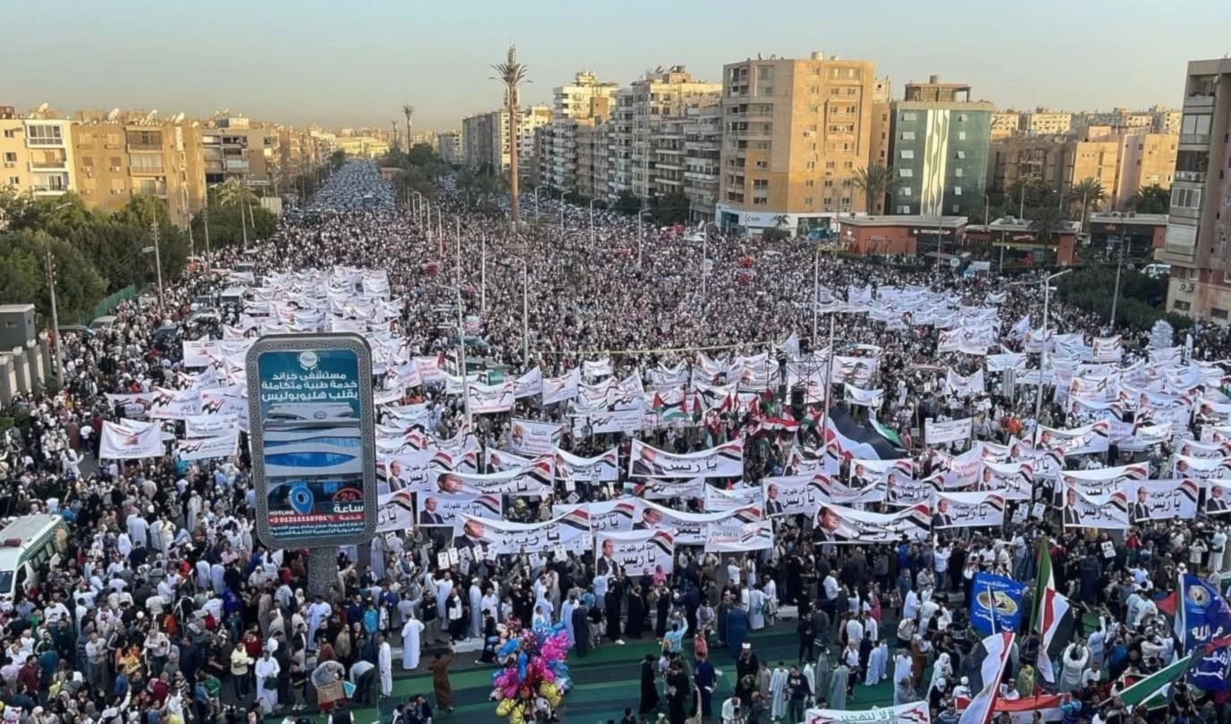 Tras las oraciones del Eid al-Fitr, miles de personas marcharon en Egipto en apoyo a Palestina y contra el desplazamientos de sus ciudadanos.