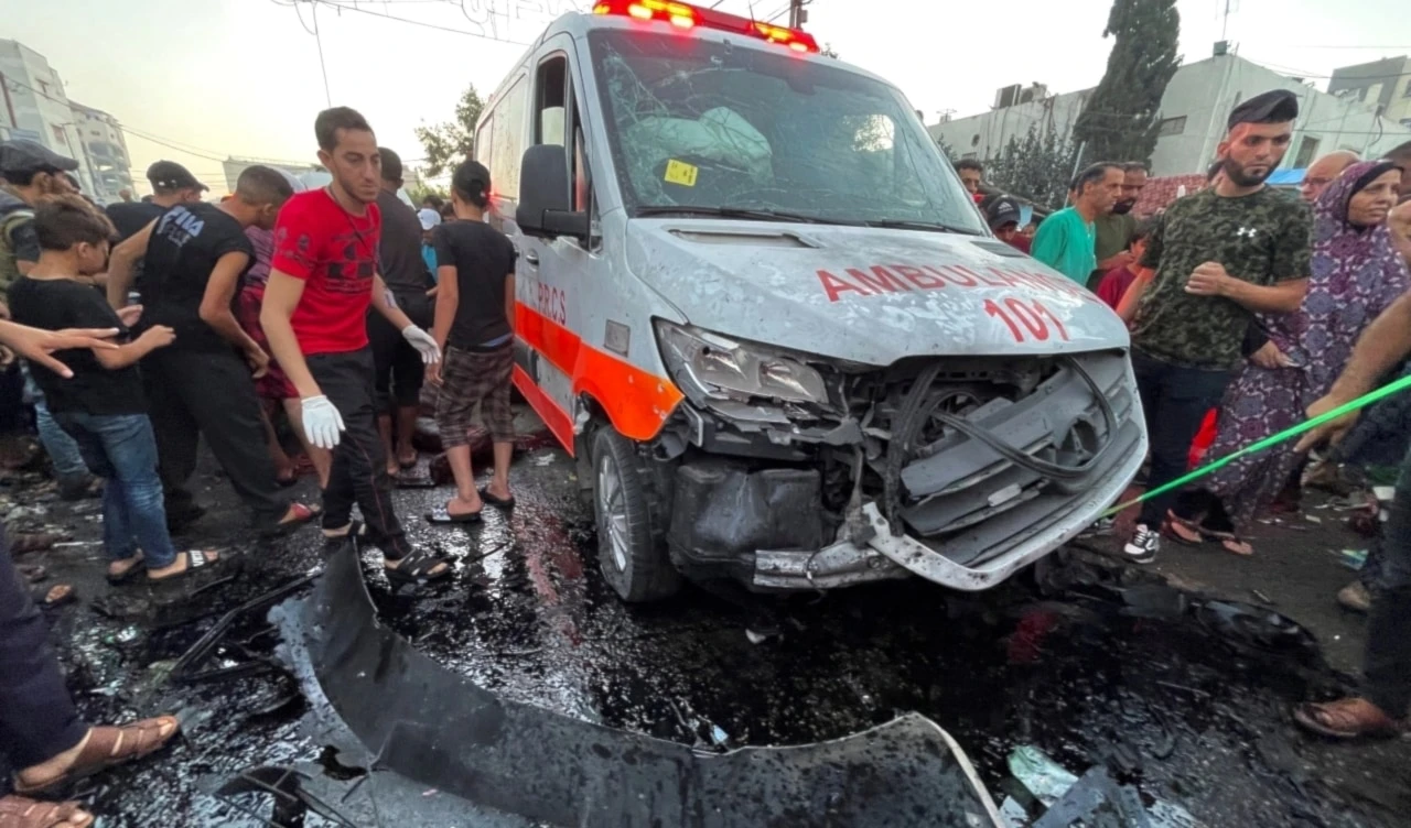 Ambulancia atacada por el ejército israelí en Gaza. Ambulancia atacada por el ejército israelí en Gaza.