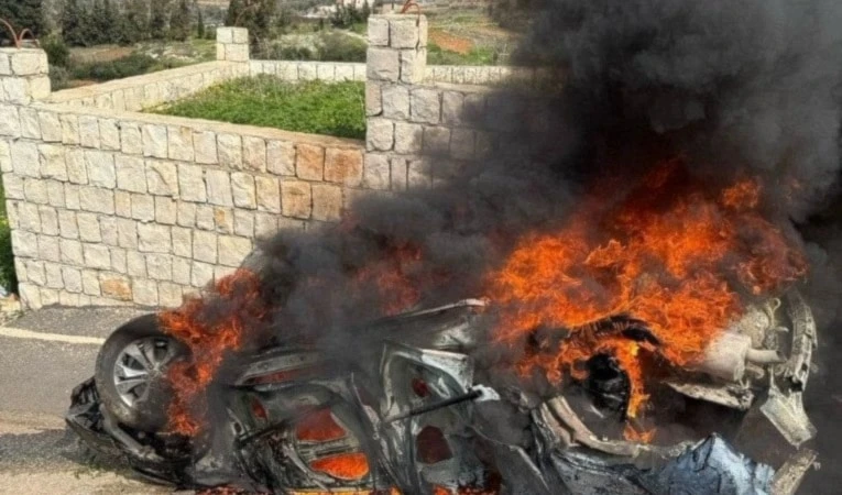 Auto impactada por un dron israelí al sur de Líbano.