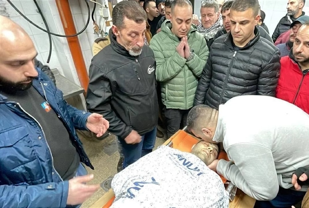 Familia llora a joven palestino asesinado por fuerzas israelíes en Gaza.
