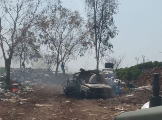El coche israelí atacado en Ras al-Naquora, al sur del Líbano.