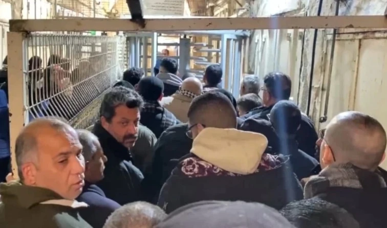 “Israel” impone duras medidas y niega a palestinos rezar en Jerusalen