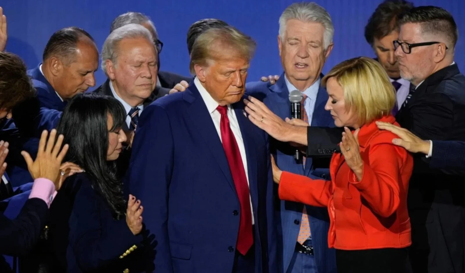 Un grupo de pastores cristianos bendijo a Trump durante un mitin de campaña en Georgia. Un grupo de pastores cristianos bendijo a Trump durante un mitin de campaña en Georgia.