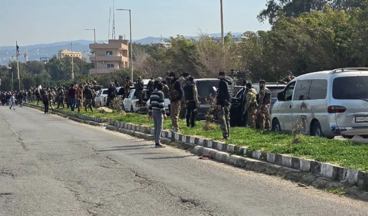 Decenas de integrantes de las fuerzas de seguridad desplegados en la ciudad de Baniyas, en la zona rural de Tartous. (Foto: AFP)