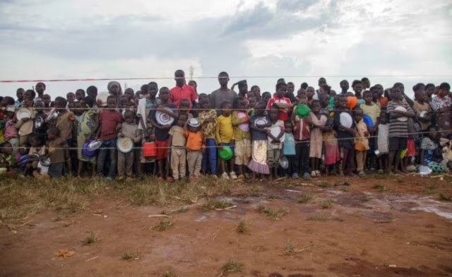 Unas 45 000 personas desplazadas viven en un descampado abarrotado de Rugombo, a pocos kilómetros de la frontera con la RDC