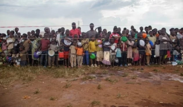 Unas 45 000 personas desplazadas viven en un descampado abarrotado de Rugombo, a pocos kilómetros de la frontera con la RDC Unas 45 000 personas desplazadas viven en un descampado abarrotado de Rugombo, a pocos kilómetros de la frontera con la RDC