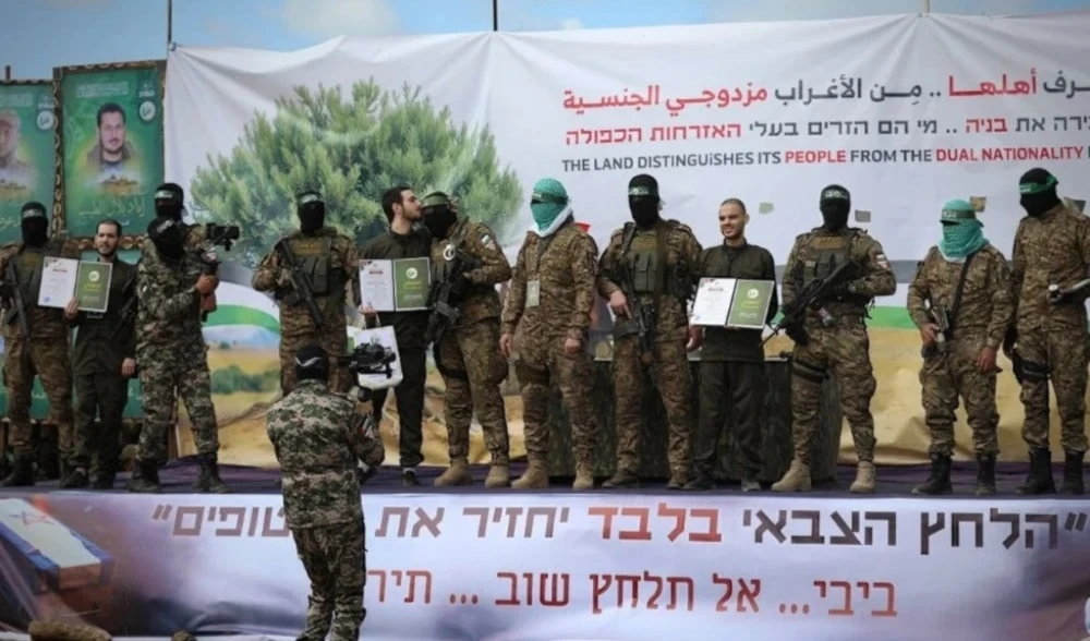 Escena de la liberación de detenidos israelíes en Gaza por el movimiento de resistencia palestino  Hamas.