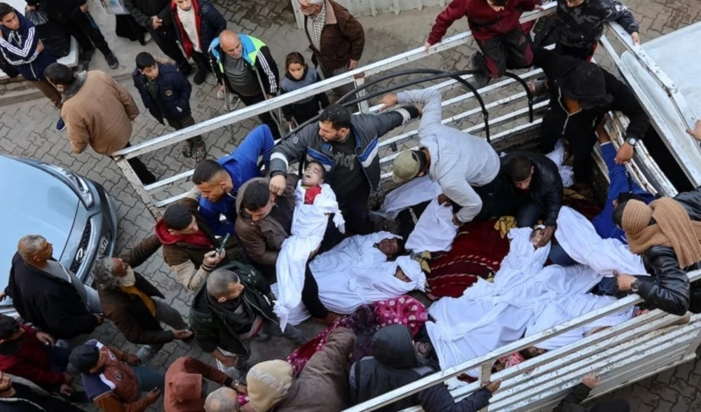 Palestinos trasladan los cuerpos de los mártires a los hospitales tras el ataque israelí.