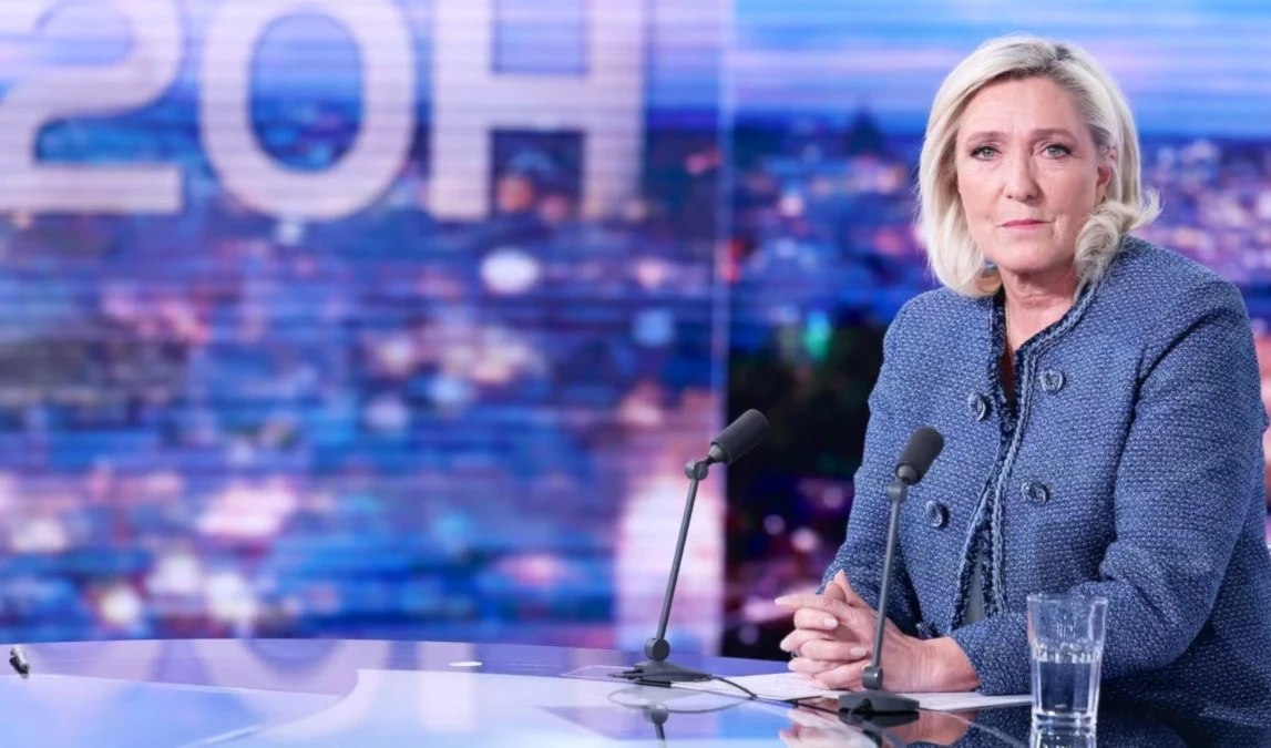 Marine Le Pen, este lunes durante una entrevista televisada en París. Foto: (AP)