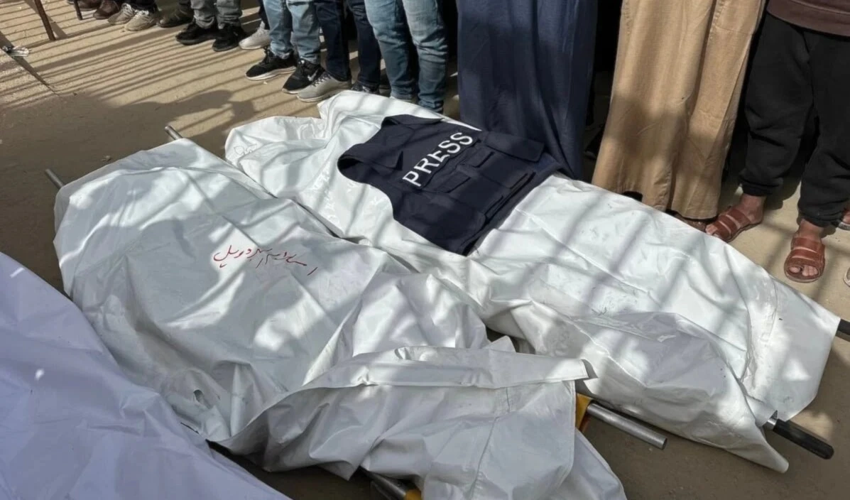 Cuerpo del periodista palestino Muhammad Saleh al-Bardawil y varios miembros de su familia (Foto: Redes sociales)