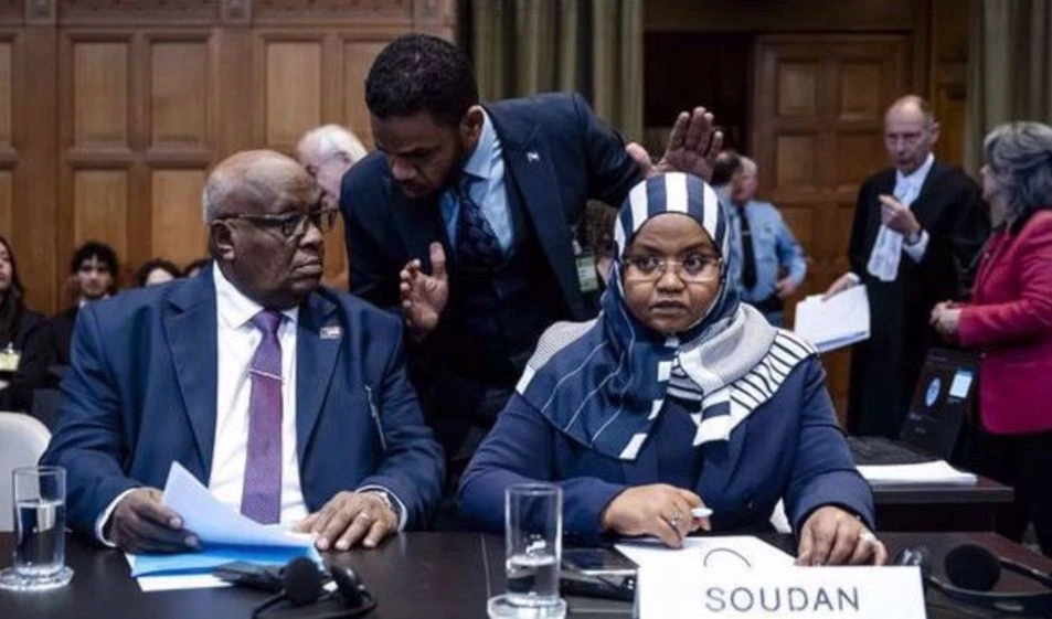 El ministro de Justicia interino de Sudán, Muawia Osman (izquierda) y la embajador en Países Bajos, Omaima Alsharief, esperan el inicio de la audiencia ante la Corte Internacional de Justicia en La Haya.